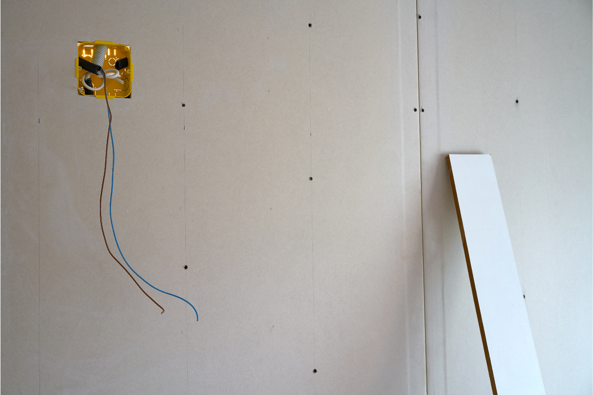 Instalación profesional de tabiques de pladur en vivienda de Madrid con cableado eléctrico integrado